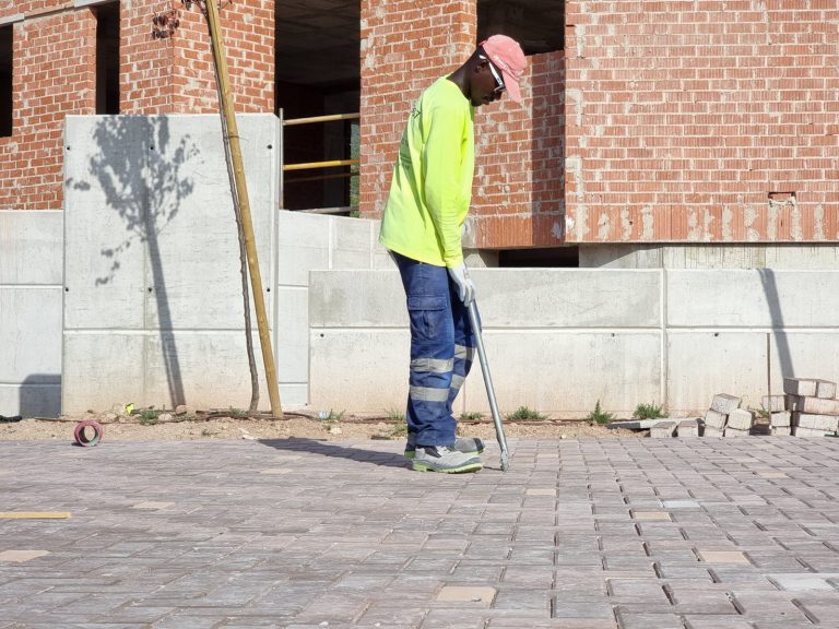 Lee más sobre el artículo PAVIMENTACION EN CALLE SALON CON ADOQUINES DE HORMIGON 10X20X08 EN SANTO ANGEL-MURCIA